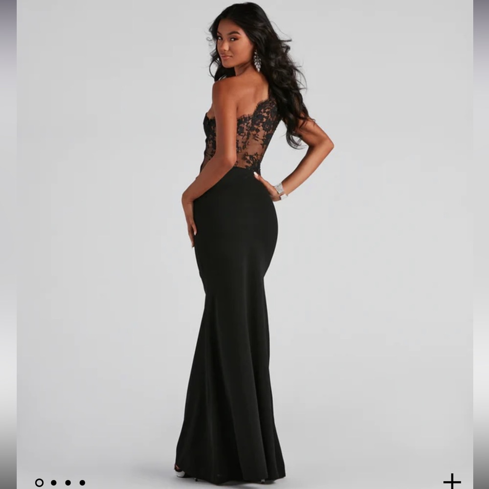 Windsor Mara Crepe One Shoulder Gown. Tags on. Size Medium